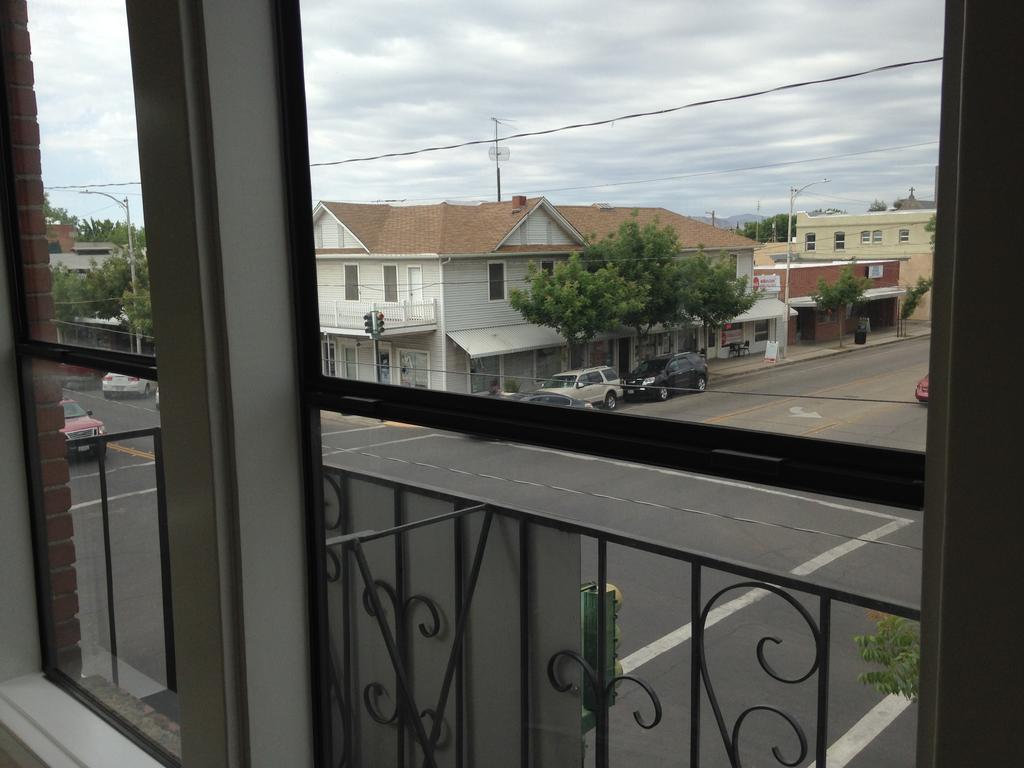 Hotel Burgess Reedley Экстерьер фото
