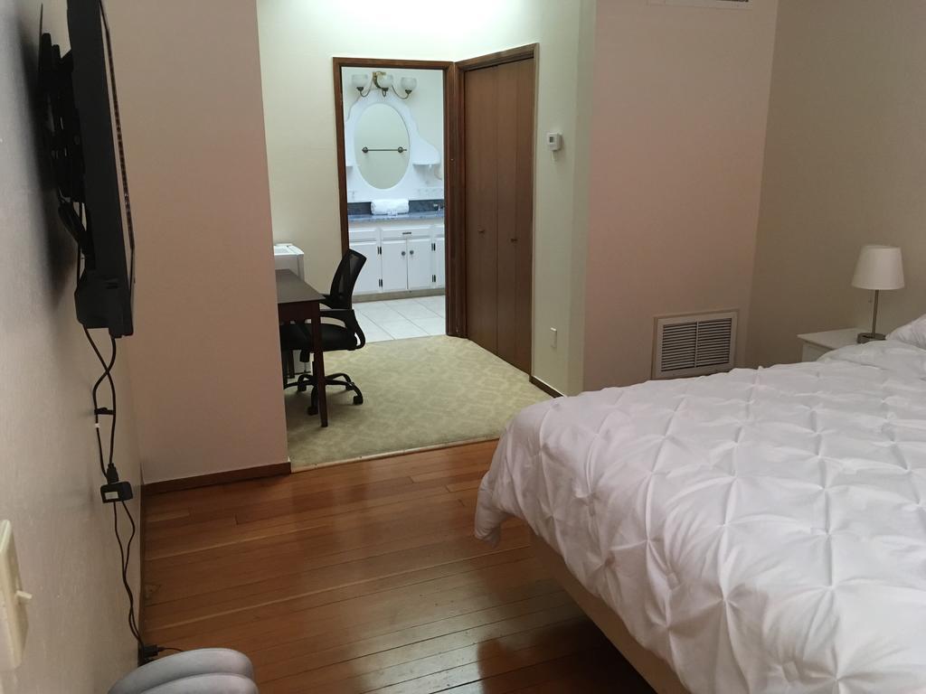 Hotel Burgess Reedley Экстерьер фото
