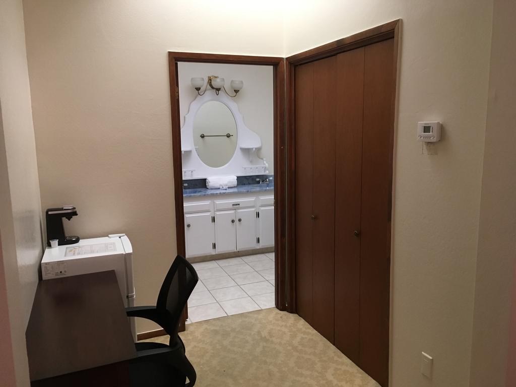Hotel Burgess Reedley Экстерьер фото