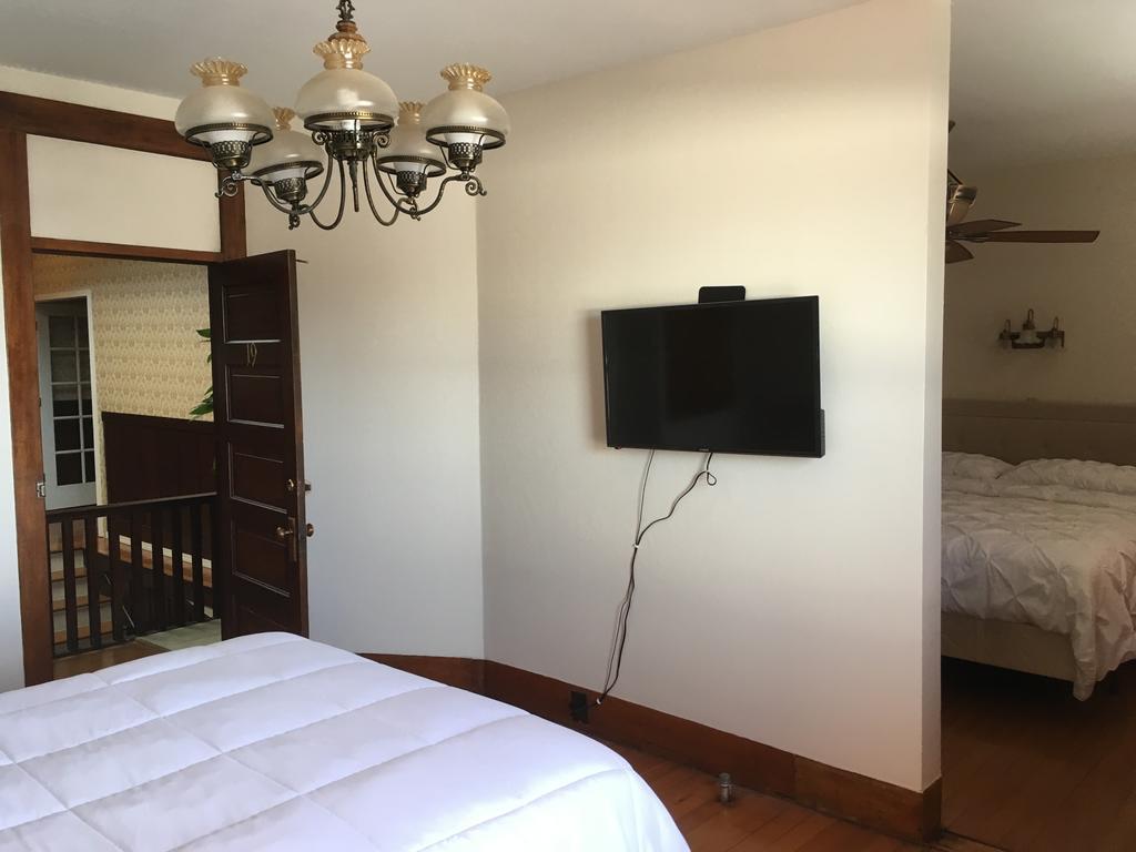 Hotel Burgess Reedley Экстерьер фото