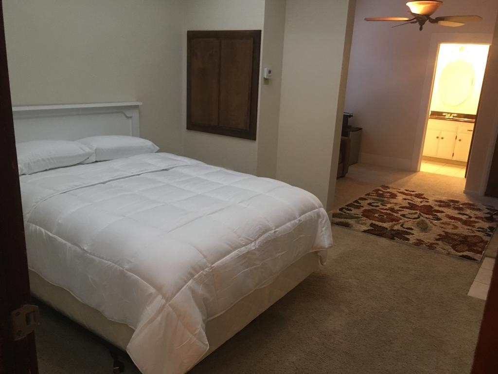Hotel Burgess Reedley Экстерьер фото